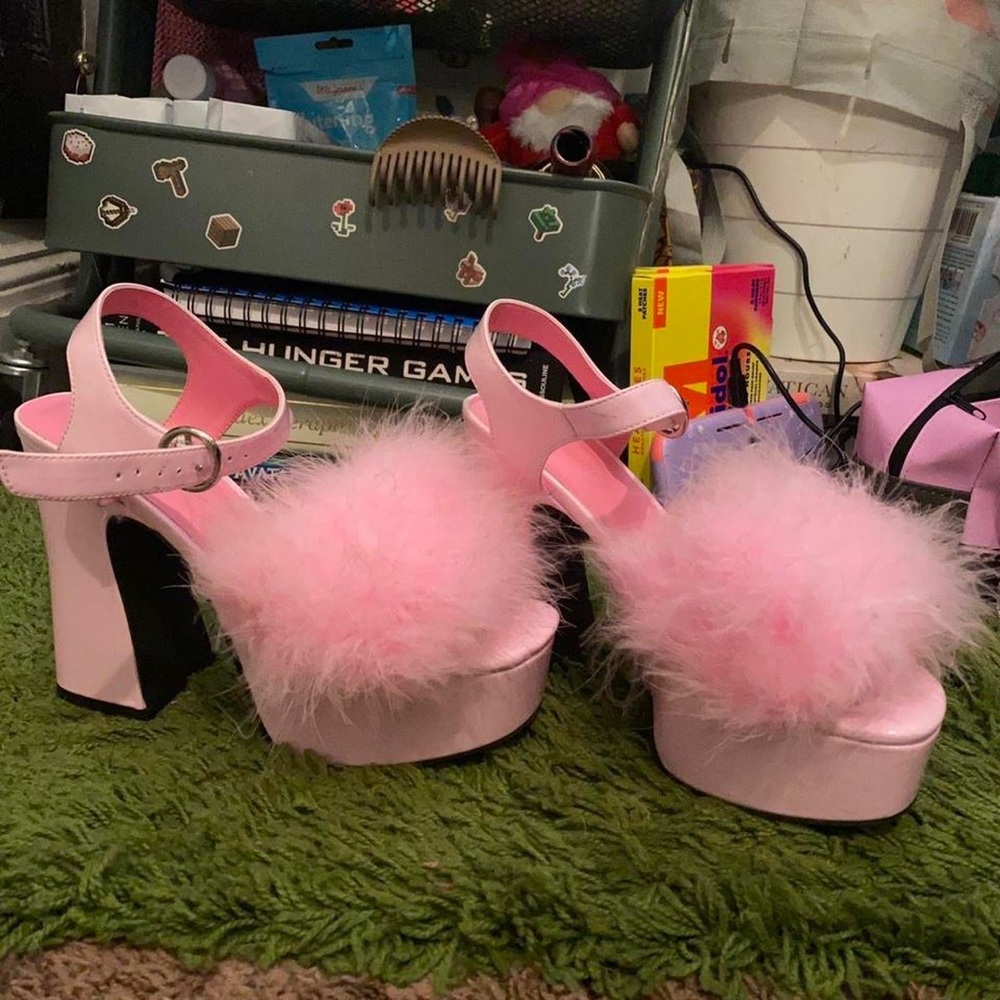 Sugarthrillz size 9.5/10 pink faux ostrich heels. 0 damage never worn outside.